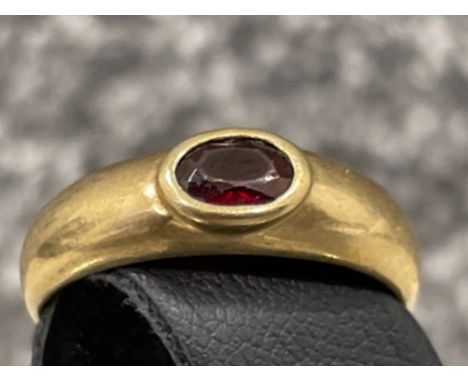 Ladies 9ct gold red stone set ring. 2.7g size R