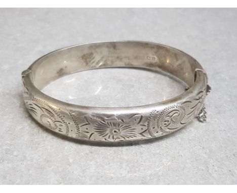 Solid silver bangle half etched with safety chain, hallmarked for Joseph Smith &amp; Sons Birmingham 1963, 19.5g