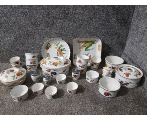 Royal Worcester Evesham pattern oven to table ware to include souffle dishes, ramekins, casserole dish etc.