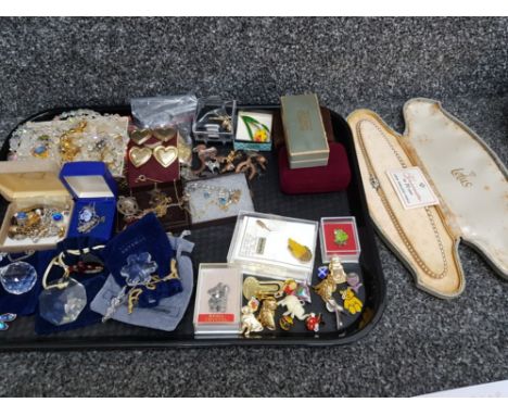 Tray of miscellaneous costume jewellery, simulated pearl necklace, badges also includes minature crystals