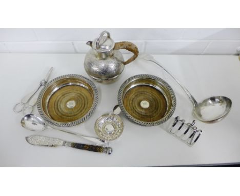 A mixed lot of Epns wares to include a pair of wine coasters, a taste du vin grape scissors, toast rack, Jersey pot, a spoon 
