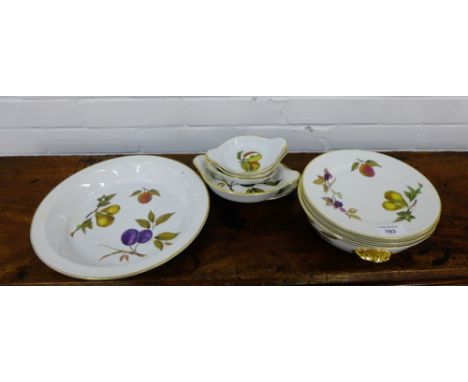 A small collection of Royal Worcester Evesham pattern table wares (10) 