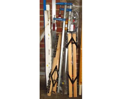 Various clamps, metal framed and others, four 3' sash clamps, various others, support stand, 182cm high, etc. (a quantity)