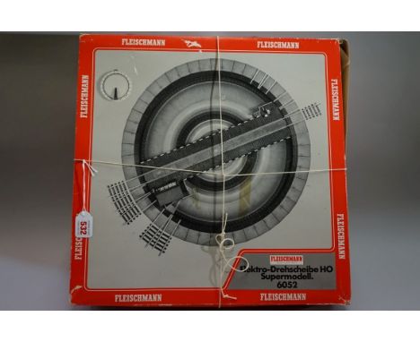 A Fleischmann 'OO' 6052 turntable, boxed. 
