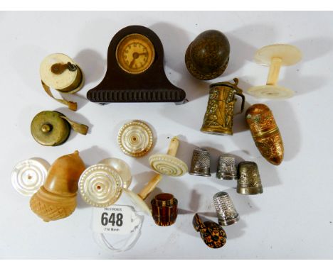 A small collection of sewing bits and bobs to include novelty tape measures in the form of a mantle clock, beer stein etc tog