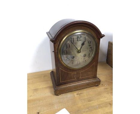 An Edwardian mantel clock, with arched top above a circular metal dial, with arabic numerals, on bun feet (31cm x 24cm x 16cm