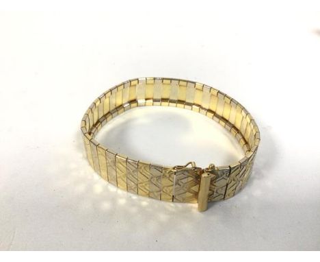A lady's bracelet, marked 750, with panel links with a rope pattern (d.6cm) (31.23g)