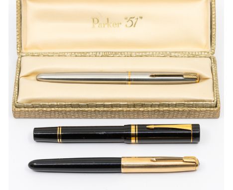 A Parker Duofold black and gilt fountain pen, double bands to barrel and cover, arrow clip, the nib stamped PARKER 18K 750, t