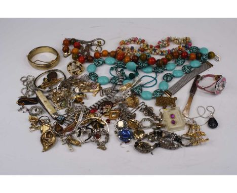 A collection of costume jewellery to include Milanese-style chain link bracelet, hinged gilt metal bangle, and a shell neckla