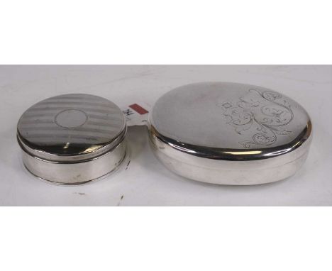 A Victorian silver snuff box of oval shape, the lid with engraved floral decoration, Pairpoint Bros, London 1901, together wi