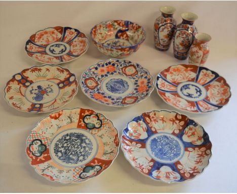 6 Japanese Imari plates, pair of vases, bowl &amp; a small Japanese vase