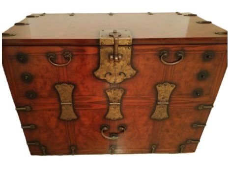 Chinese box, made of wood and metal devices, a Chinese box, particularly high quality and beautiful, made of wood and metal d