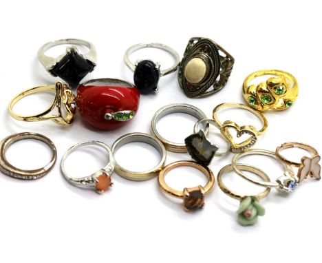 Sixteen mixed fashion rings. P&amp;P Group 1 (£14+VAT for the first lot and £1+VAT for subsequent lots) 