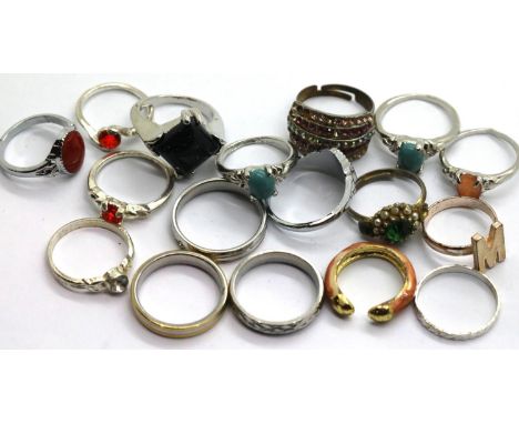 Sixteen mixed fashion rings. P&amp;P Group 1 (£14+VAT for the first lot and £1+VAT for subsequent lots) 