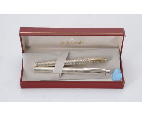 
	
		Sheaffer a silver coloured fountain pen with crosshatch decoration, stamped Sterling silver, the cap with a gilt clip, t