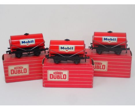 Reference Set, three Hornby-Dublo No.4677 Mobil Tankers, unused boxed. Tankers comprising metal coupling, plastic coupling wi