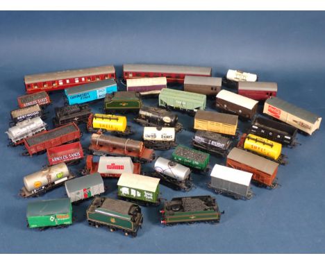 A box of unboxed Hornby, Triang, Bachmann and other 00 gauge Coaches and Wagons 