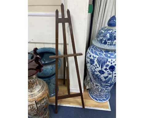   An early 20th century mahogany easel. H-150cm.