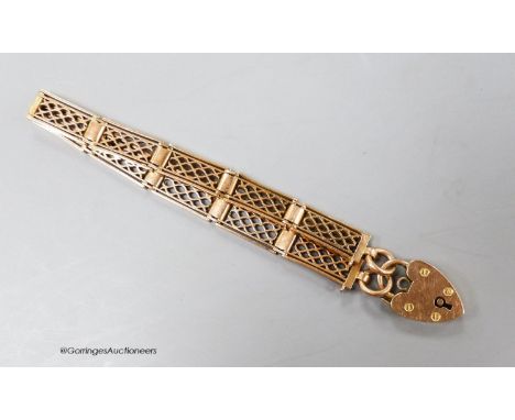   An early 20th century 9ct trellis work gate link bracelet, with heart shaped clasp, approx. 18cm, 16.7 grams.