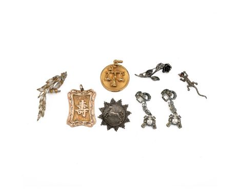 Yellow metal pendant with zodiac sign for Libra, marked '750', tested as 18ct gold, 13.76 grams, along with Chinese pendant m