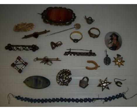 Selection of 19th C jewellery including square brooch set with amethyst and crystal stones, agate slice brooch in pinchbeck m