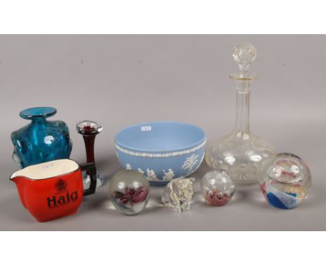 A group of collectables including Wedgwood Jasperware, Haig Scotch Whisky jug, Mdina art glass vase, paperweights etc.