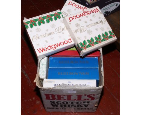 Thirteen boxed cabinet plates to include Wedgwood, Royal Doulton, Spode etc.