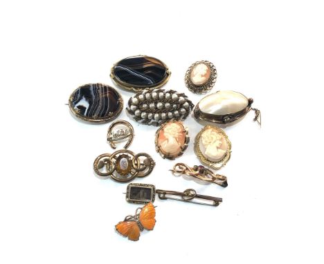 Selection of vintage costume jewellery 