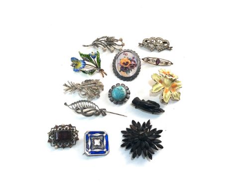 Selection of vintage costume jewellery 