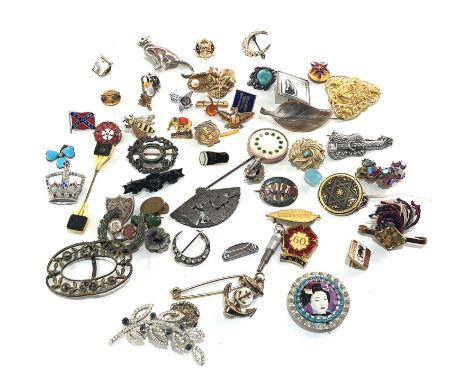 Selection of vintage costume jewellery badges etc 