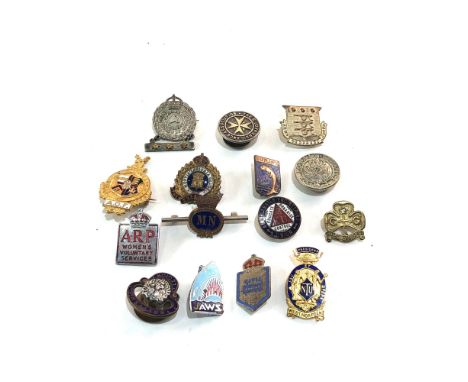 Selection of badges includes military and enamel badges et 