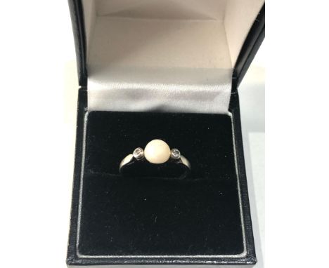 14ct white gold diamond &amp; pearl ring weight 1.4g 