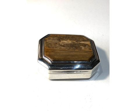 Fine Georgian silver snuff box hard stone panel to lid London silver hallmarks measures approx 5.5cm by 5cm and 1.8cm deep pl