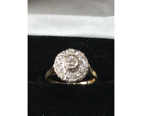 Vintage 18ct gold diamond cluster ring weight 3.8g 