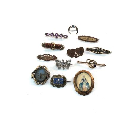 Selection of vintage costume jewellery 