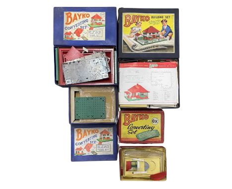 A mixed lot of vintage boxed Bayko building sets.