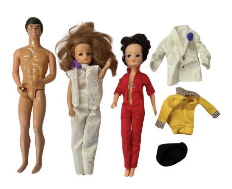 A mixed lot of vintage dolls, to include: - Sindy: marked 033055X to head - Sindy: 2nd Generation, marked 033055X to head - K