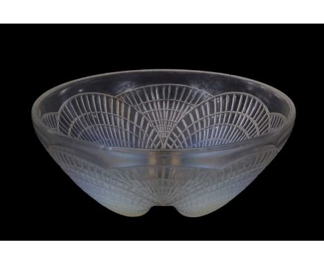 Lalique Coquilles bowl with opalescent feet, the base engraved 'R Lalique No 3202', circa 1920, 18cm diam