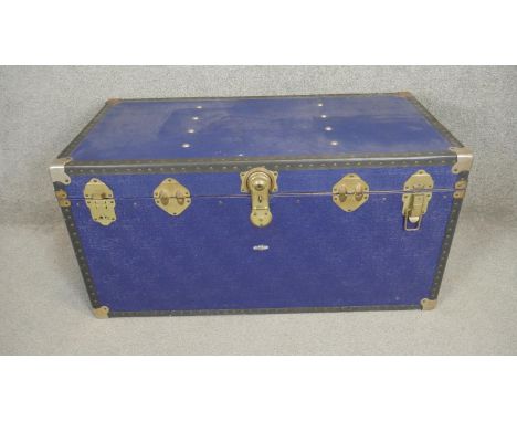 A vintage travelling trunk with twin carrying handles. H.50 W.100 D.50 