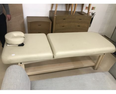 A masseur's bench