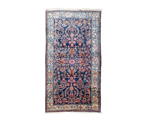Orientteppich. PERSIEN, um 1930/40, 280x146 cm. Blaues, floral ausgeschmücktes Innenfeld. Beigefarbene Hauptbordüre. Normale 