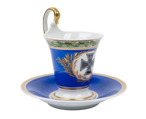 KPM Tasse mit Untertasse 'Eisernes Kreuz 1914', 1. Wahl. Weißporzellan mit blauem Fond und Goldstaffage, in Kartusche Eiserne