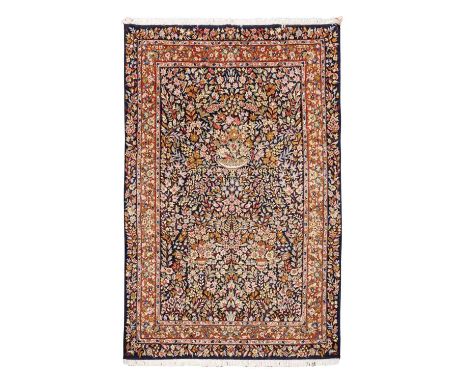 Orientteppich. RAWAR/KIRGISISTAN, 20. Jh. 200x130 cm. Der dunkelblaugrundige Teppich ist aufsteigend mit einem floralen Muste