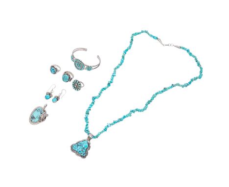 Konvolut Schmuck aus Silber und Türkis, 7-tlg. MEXIKO: 1 Armreif, 3 Ringe, 1 Anhänger, 1 Kette mit Anhänger, 1 Paar Ohrhänger