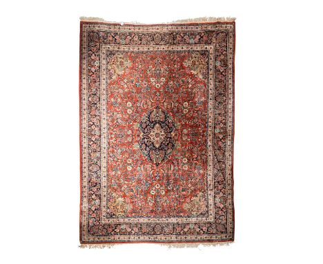 Orientteppich. PERSIEN, 1. Hälfte 20. Jh., 370x267 cm. Medaillonteppich mit rotem, floral durchgemustertem Spiegel. Schöne na