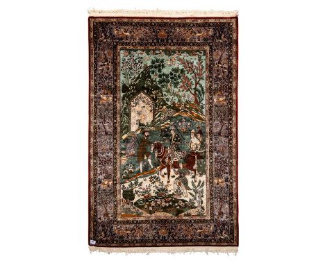Orientteppich aus Seide. 20. Jh., 214x140 cm. Bildteppich mit überwiegend in Grüntönen gehaltenem Mittelfeld, das  Figuren in