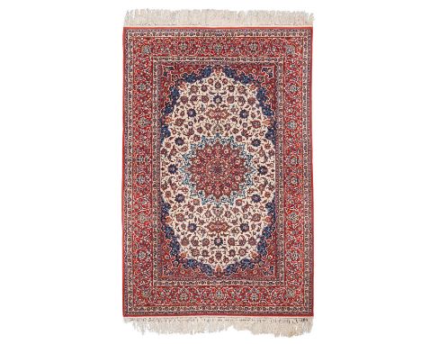 Orientteppich mit Seide. TÄBRIS/IRAN, 20. Jh., 226/146 cm, Zentralmedaillon und Eckfüllungen auf hellem, floral gemustertem F