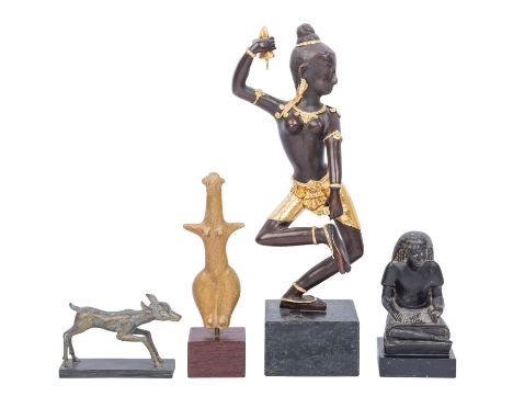 Konvolut Museumsreplika 4-tlg.: 1.) Kopie einer Tempeltänzerin, schwere Ausführung aus Bronze auf quadratischem Steinsockel, 