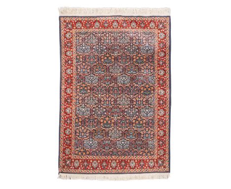 Orientteppich. HEREKE/TÜRKEI, 20. Jh., 194x136 cm. Das dunkelblaue Mittelfeld ist mit einem floral ausgestalteten Melonenmust
