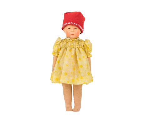 KÄTHE KRUSE "Mädchen im gelben Kleid" 1. Hälfte 20. Jh., Stoffkopf mit 3 Hinterkopfnähten, Beine mit Knienaht, Armgelenk ange